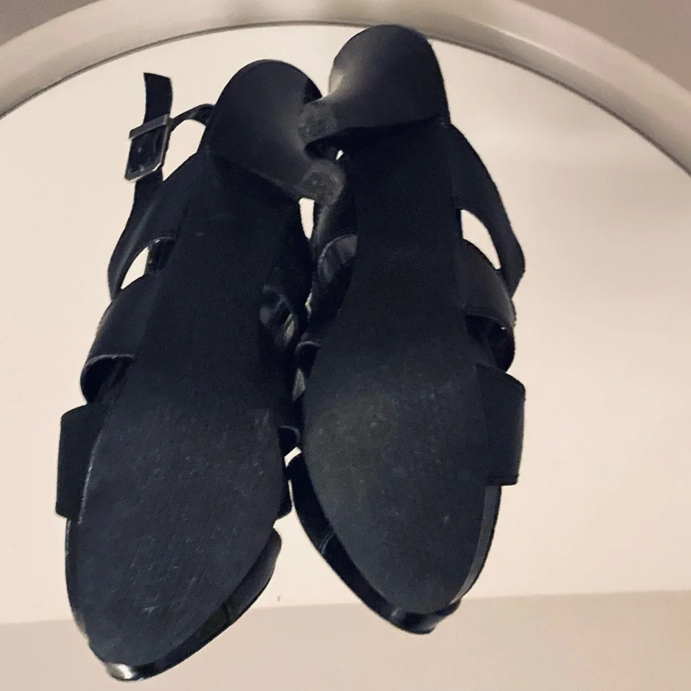 👠Host Pick 👠Vera Wang Strapy Heels - Picture 7 of 11